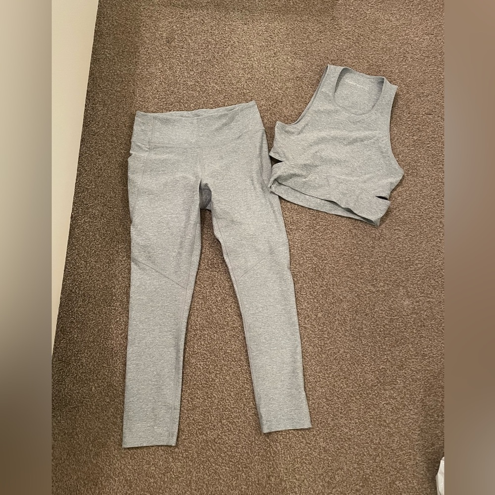 Outdoor voices slashback crop top & 3/4 warmup leggings - Blue Quartz size Small